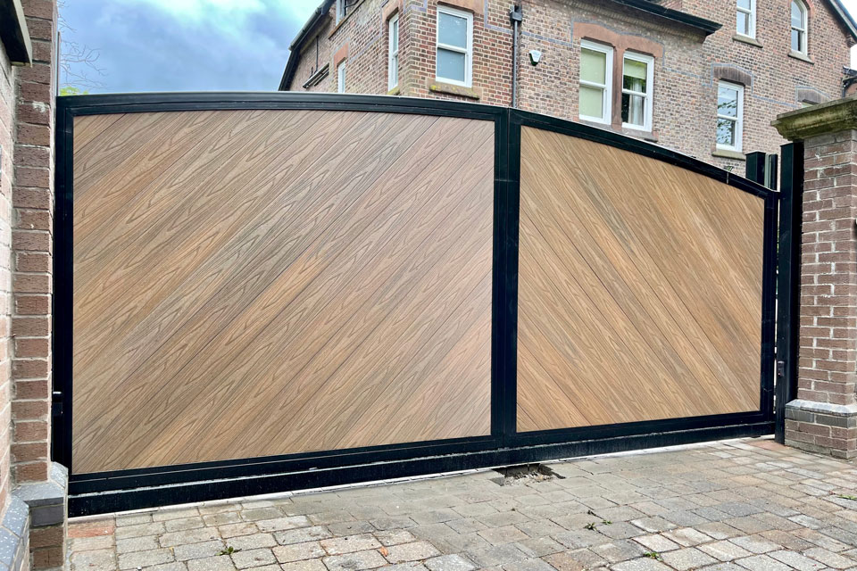 Composite Entrance Gate in Black and Oak